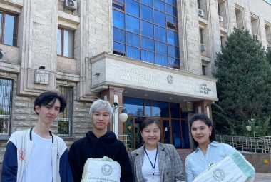 Чрезвычайная ситуация в Костанайской области не оставила равнодушными сотрудников Международного казахско-китайского языкового колледжа.